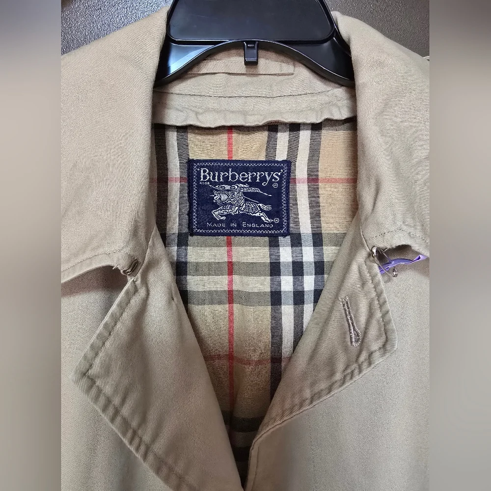 Burberry Beige Trench Coat with Classic Check Lining - Picture 7 of 17